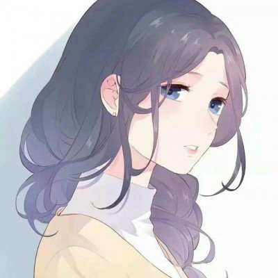 女子穿着带有巨大吊牌旗袍街头拍照